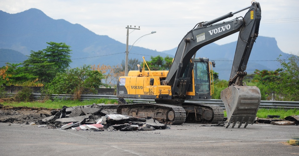 5ago2012-operarios-dao-inicio-a-demolicao-do-autodromo-internacional-nelson-piquet-no-rio-1344182303907_956x500.jpg