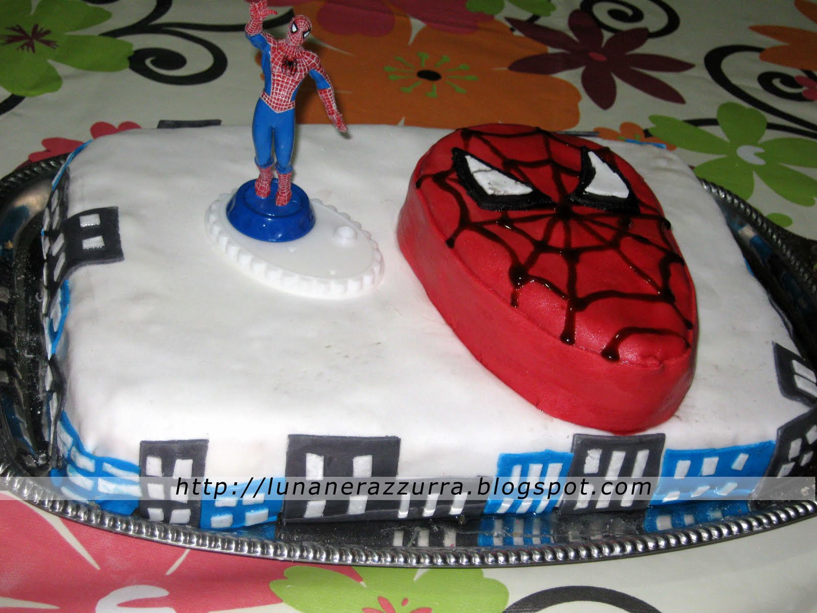 I Pasticci di Luna Torta Spiderman… in pasta di zucchero!