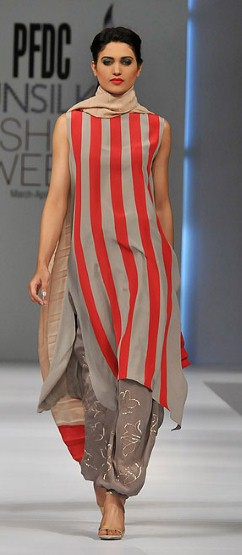 http://1.bp.blogspot.com/-J5QtrYmOB00/TZfnlkVghtI/AAAAAAAAB9k/JV_SApb3CsA/s1600/Pakistan+Fashion+Week+2011+%25288%2529.jpg