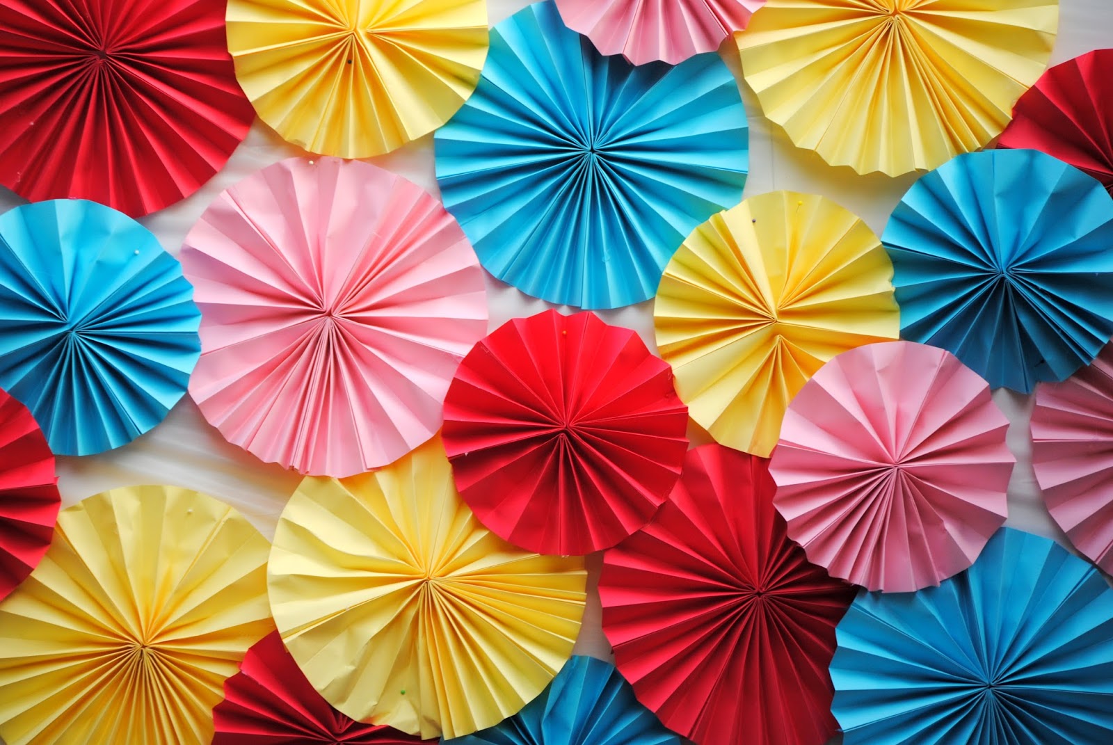 Diy Make A Paper Fan Photo Backdrop