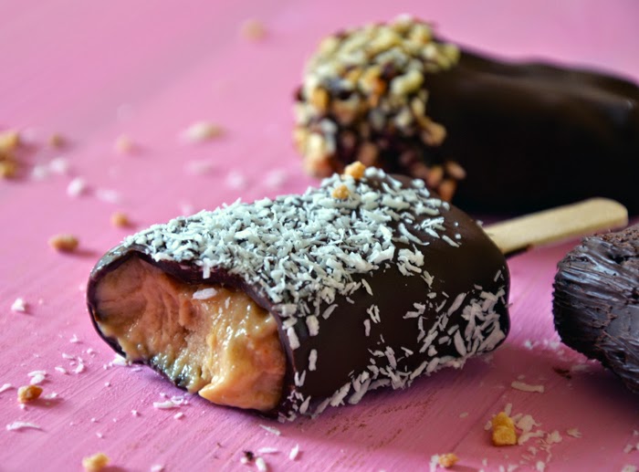 Gelato al cioccolato, dolce un po' salato banana e burro d'arachidi