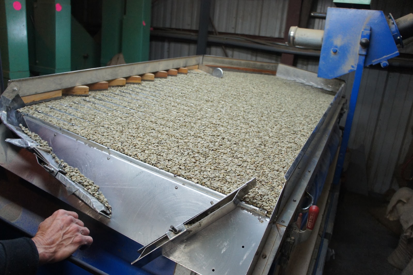 Electronic Coffee Sorting Machine eating in a box trip hawaii 2012 day 6 5 coffee tour after being sorted the beans are shaken for weight heavier get upwards on this shaking machine crappy end up at bottom