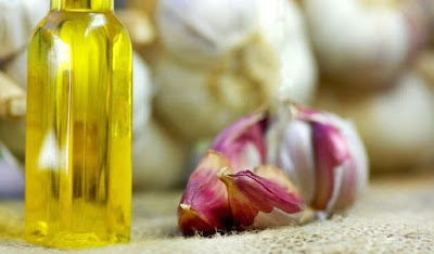 Remedios-prácticos-para-que-te-crezcan-las-uñas-con-aceite-de-olivo-y-ajo-manchas-blancas