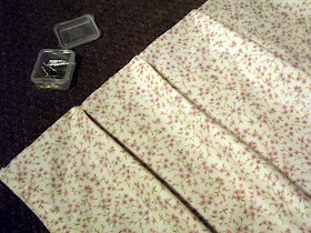 4 Pears: DIY: Desk Skirt