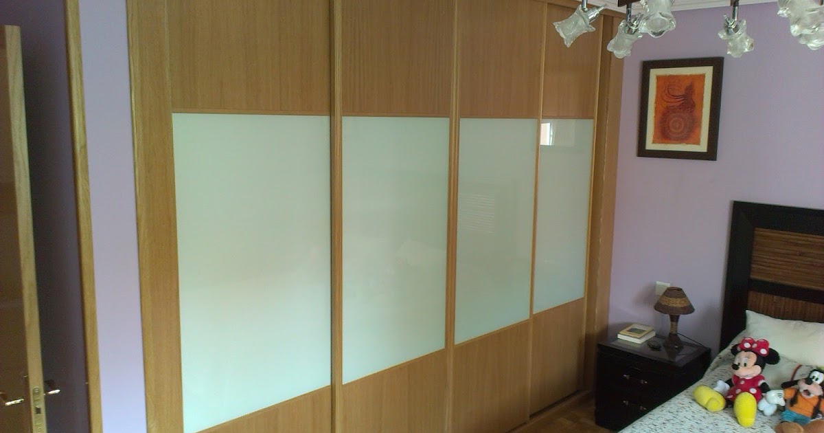 MUEBLES A MEDIDA: Frente de armario en roble barnizado combinado con