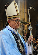 Kardinaal Bergoglio tijdens de mis bergoglio misa conmemoracion beagle cropped 