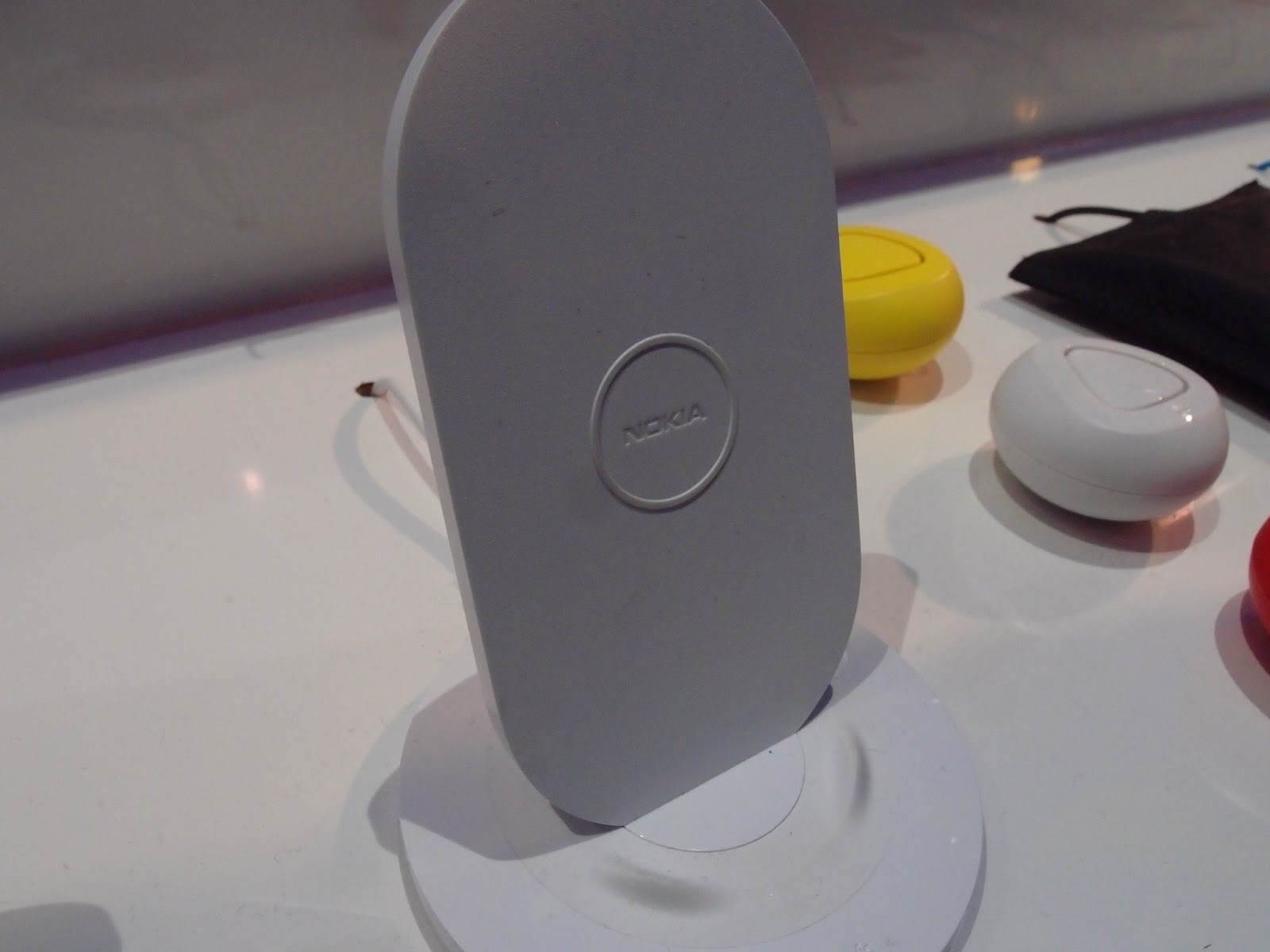 포터블월드의 신기한 미래상점 [무선 충전(wireless charging)기술이 적용된 다양한 액세서리를 선보인 MWC