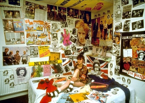 FOTOS GUAPAS Y ROCKERAS - Página 30 A+Sex+Pistols+fan+in+her+bedroom,1979