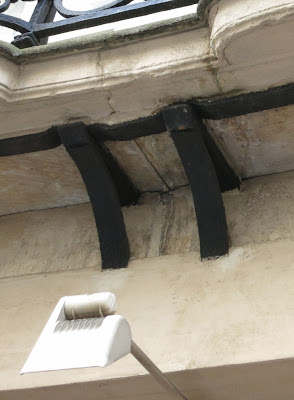 Consoles en fer forgé, à embrèvement, du balcon du 42 rue François Miron à Paris
