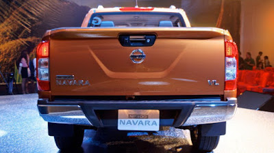 Mitsubishi Triton 2015 vs. Nissan Navara 2015: Cuộc chiến bán tải Nhật