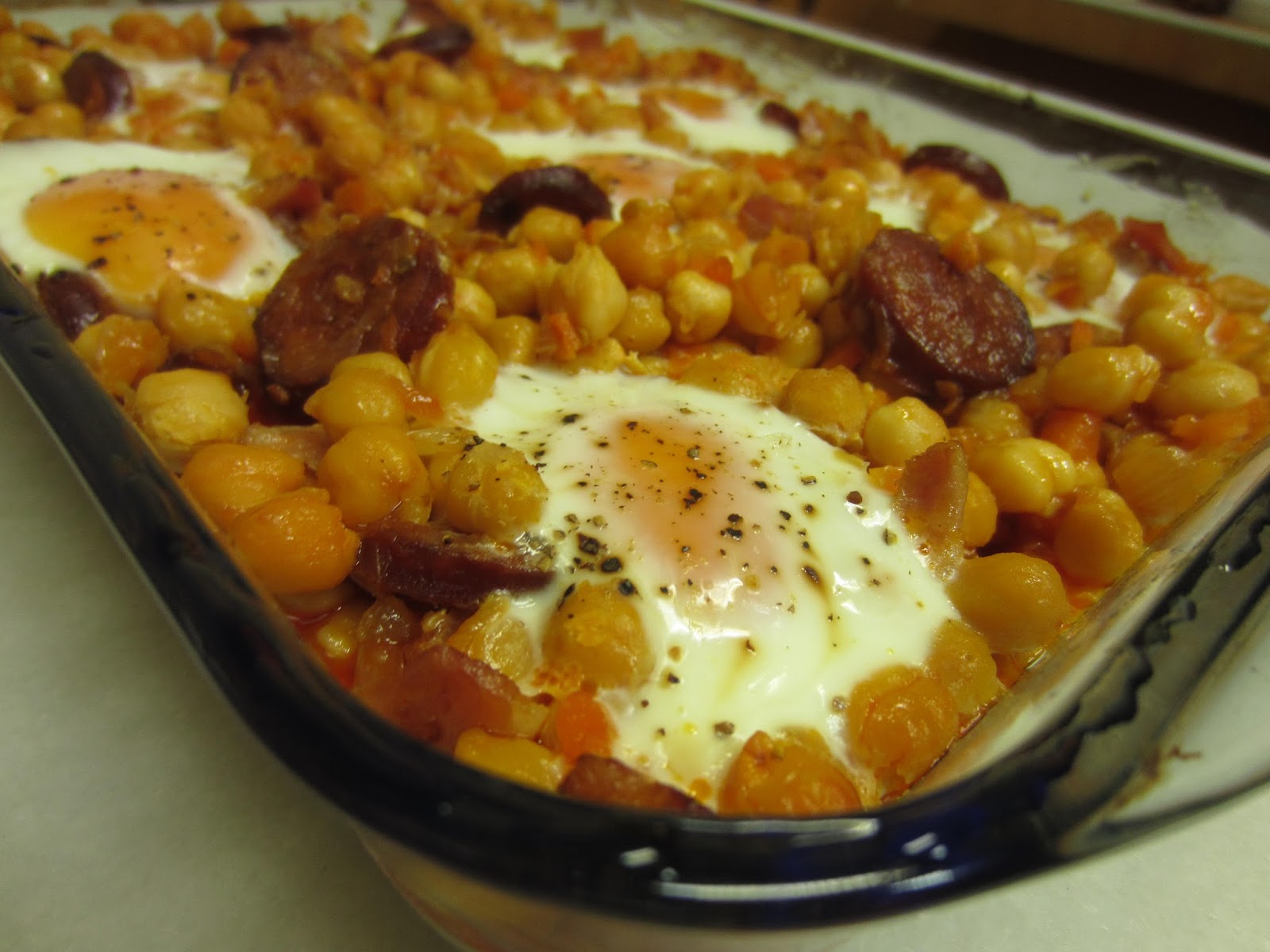 Deliciosa Gula: Garbanzos con chorizo y beicon con huevos, al horno