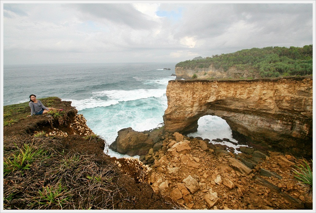 Pantai Karang Bolong di Pacitan