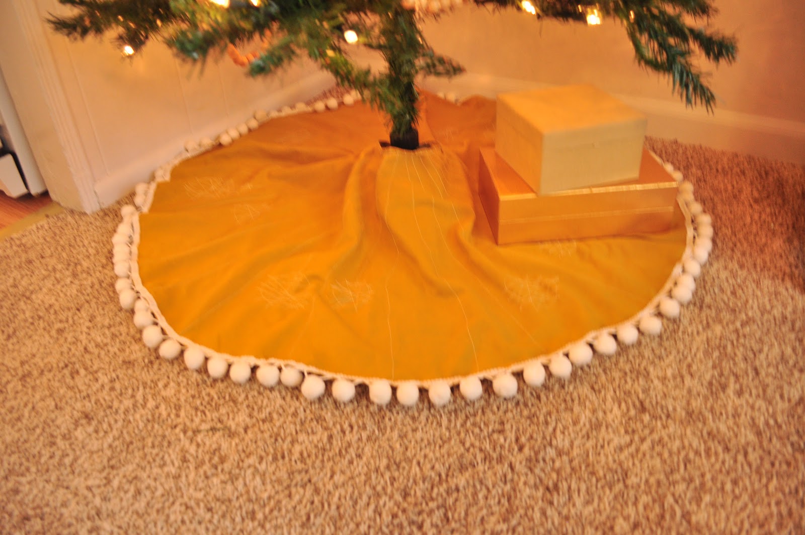 906 E. Chic ANTHROPOLOGIE Inspired PomPom Tree Skirt {A TUTORIAL}...