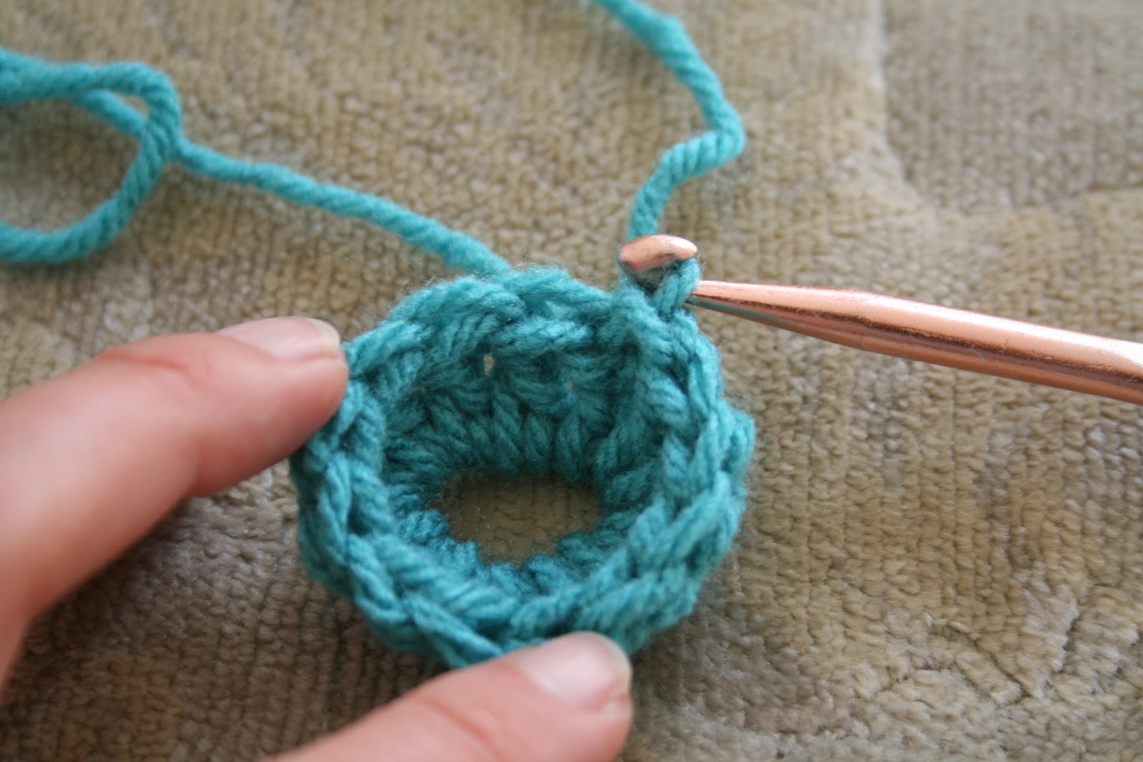 Blue Corduroy: crochet basics {the magic circle}