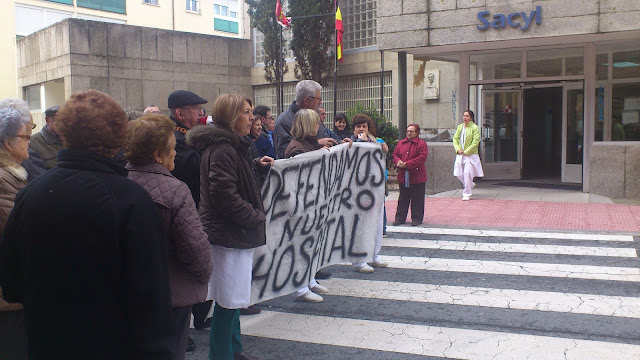 protestas frente al hospital, martes 2de abril de 2013