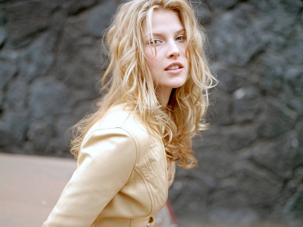 Ali Larter Young Hollywood Star | It's All About Wallpapers