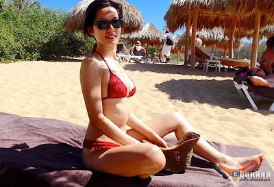 Фото в бикини корейской девушки на одном из мексиканских пляжей