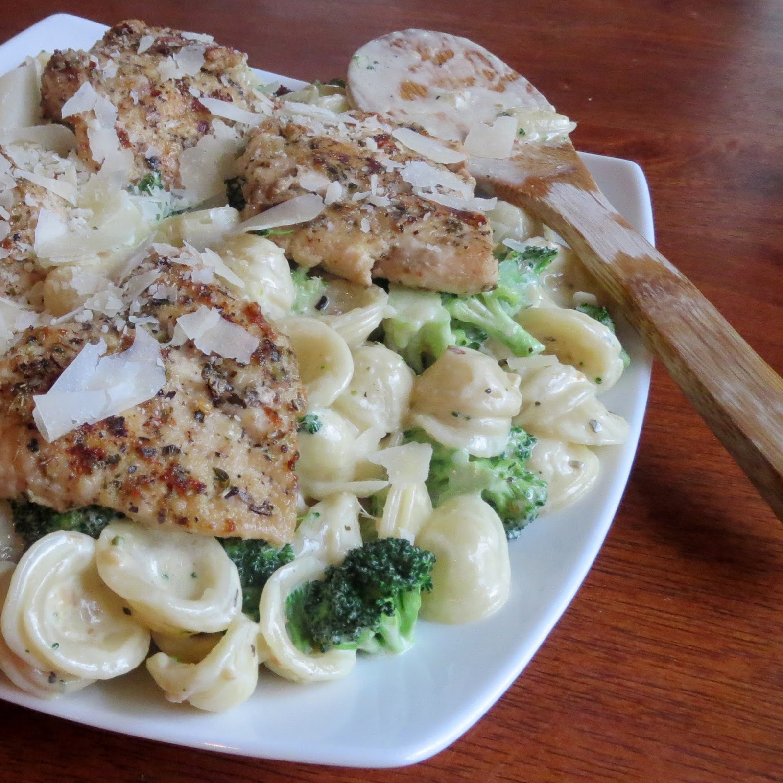 Rumbly in my Tumbly Homemade Garlic Herb Chicken con Broccoli (Olive