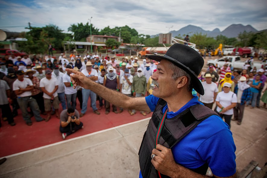 Con el líder moral de las Autodefensas de Michoacán Dr.MIRELES reportaje. Captura+de+pantalla+2014-01-08+a+las+13.29.38