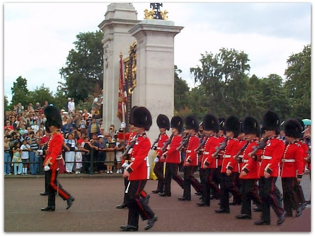شاهد معالم مدينة لندن كأنك تعيش بها London+calling_Royal-guard-parade-in-front-of-Buckingham-Palace-London-UK
