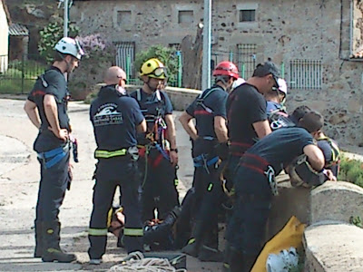 Bomberos e maniobra de rescate en el puente de Palomares de Béjar