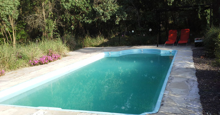 Piscina cercada y solarium