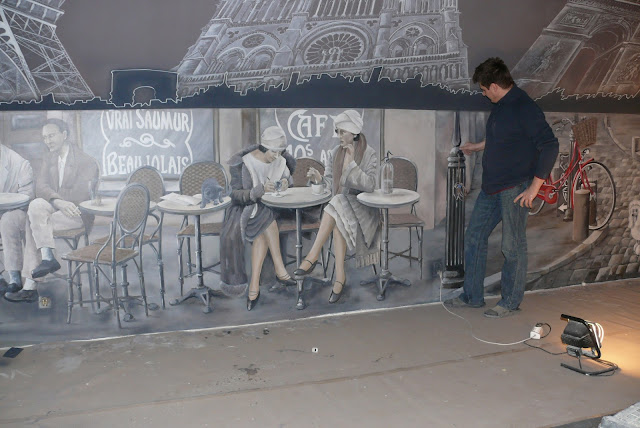 Aranżacja ściany w domowym barze, malowanie murala Warszawa