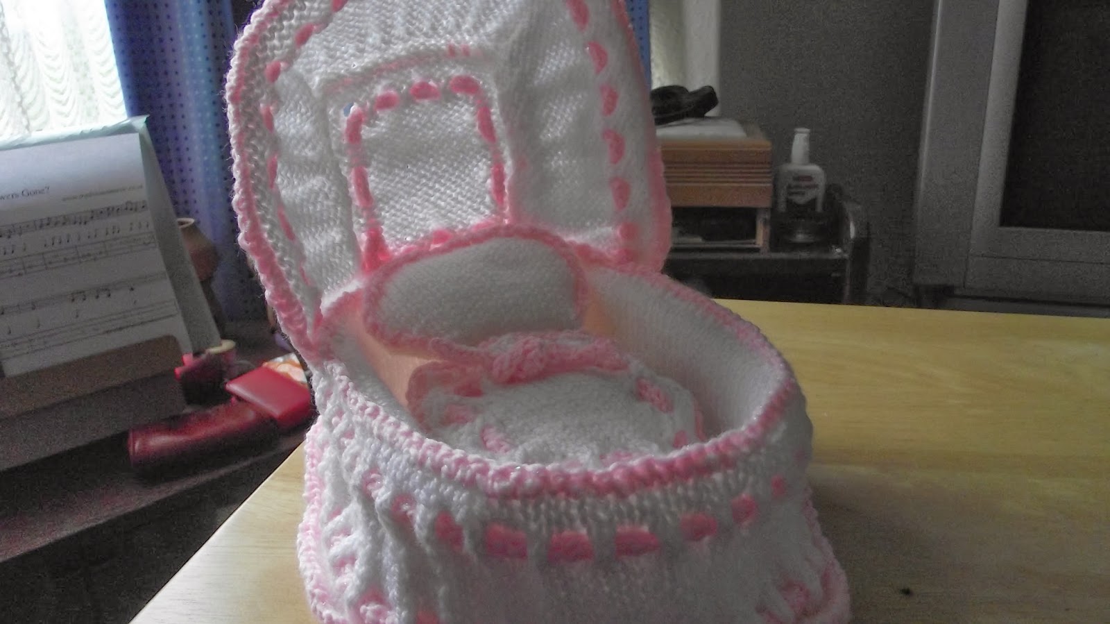 Yarn & yarns: knitted crib