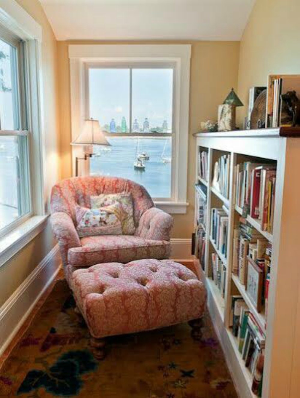 Reading nook - great use of such a small space. this post ha.