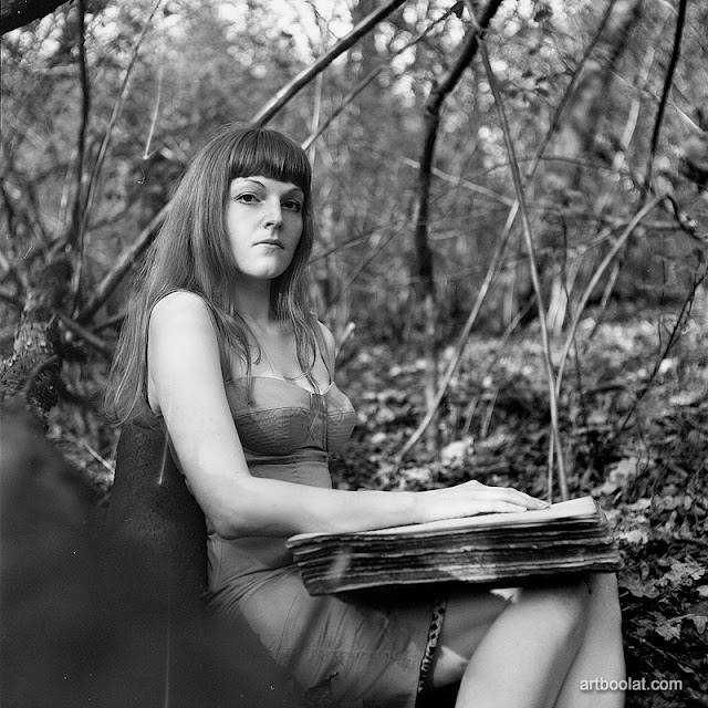 фотосессия в лесу девушка в платье со старинной книгой ЧБ пленочная фотография