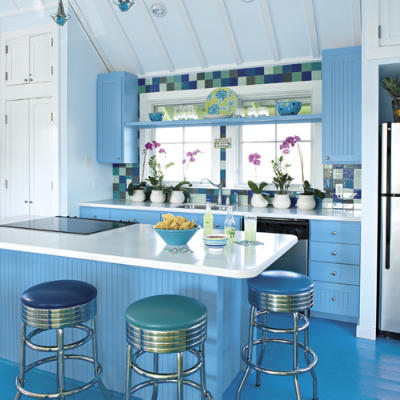  décoration d'une cuisine avec des couleurs bleu ciel et blanc pour un petit espace