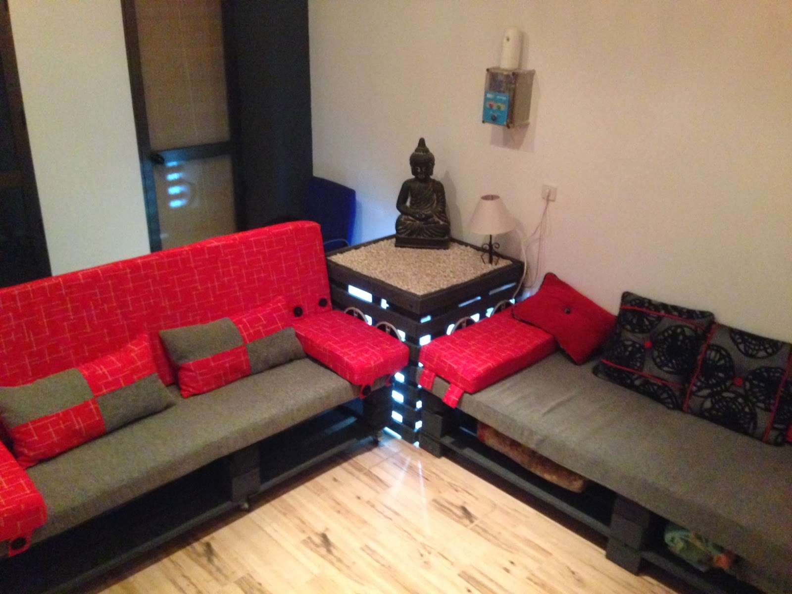 Sofas y mesita home cinema hechos de palets