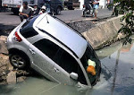 TERCOVER: MOBIL TERGELINCIR KE KALI/SUNGAI......