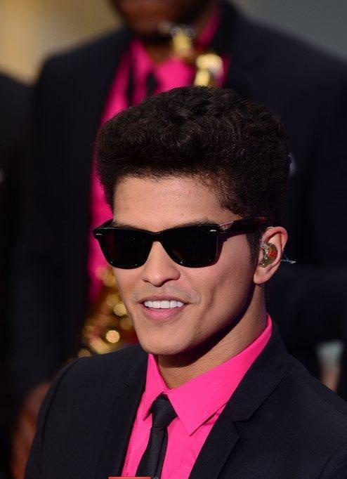 Bruno Mars e seus óculos fashion #brunomars #style #glasses #fashion #oculos