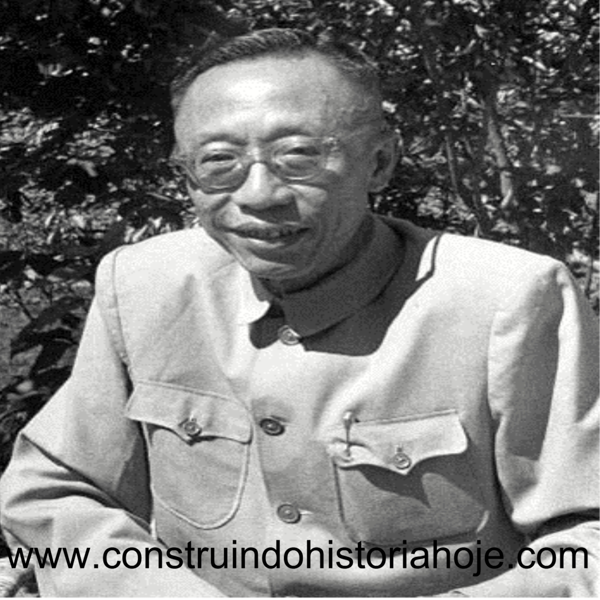 Uma das últimas fotos de Pu Yi já em liberdade e trabalhando como