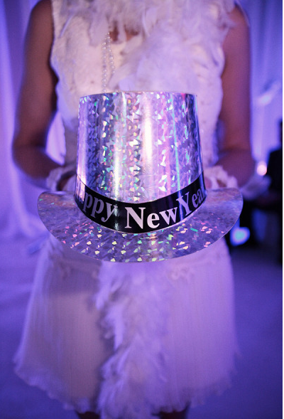 Black & gold new year's eve wedding ideas Weddings InStyle: Last Minute Ideas for New Years Eve Wedding