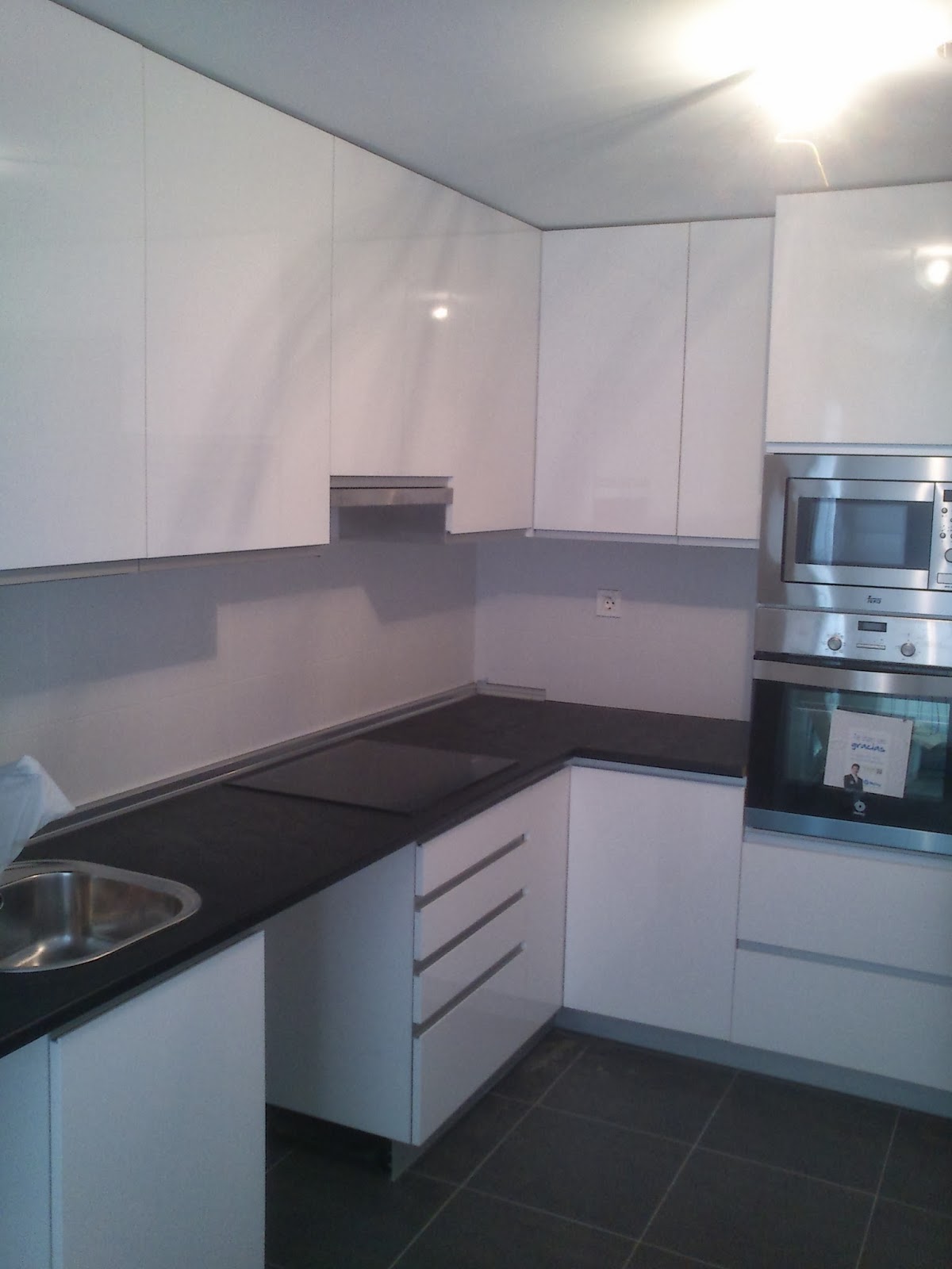 Sergio Vivas - CARPINTERO : Cocina y mueble auxiliar en color blanco