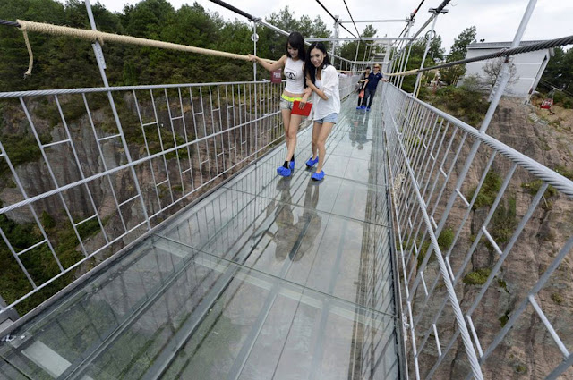 Jembatan Kaca Terpanjang Di China Ini Pasti Bikin Jantungmu Copot Jika Nekat Melewatinya!