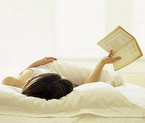 leyendo en la cama es puro relax
