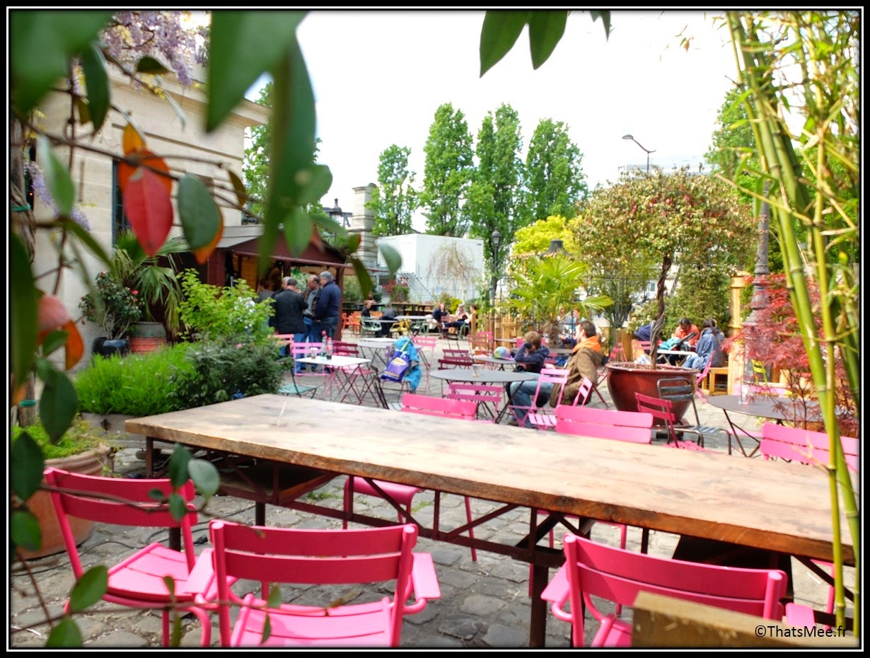 terrasse boisée Paris 19 eme La Rotonde Stalingrad chaises roses Fermob
