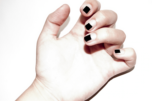 black squares nailing | uñas con cuadrados negros