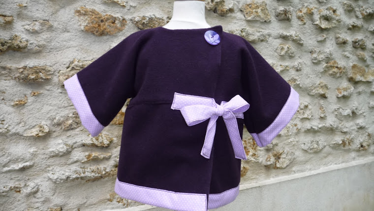 Veste "kimono" violine, 80 % laine, 20% polyester, bordure coton imprimé