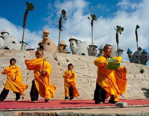 نقره لتكبير أو تصغير الصورة ونقرتين لعرض الصورة في صفحة مستقلة بحجمها الطبيعي