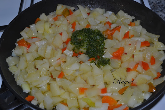 Tortilla De Patatas Con Pimiento Y Salsa De Ajo Y Perejil 
