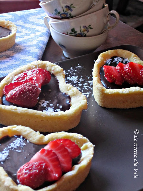 Tartellette al cocco, fondente e fragole