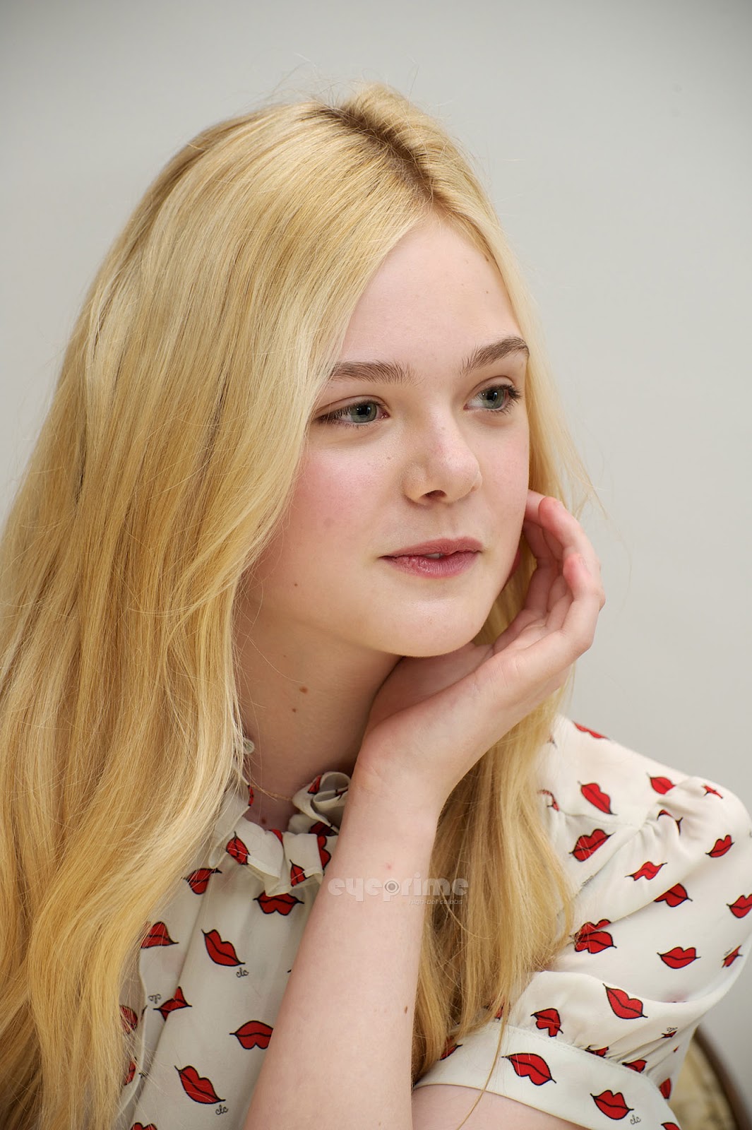 http://1.bp.blogspot.com/-K1z5WZDqEbg/UDPRAMLWT3I/AAAAAAAAJok/ZA8d759bFaU/s1600/elle+fanning+Super8PressConference+may+22+2011+%289%29.jpg