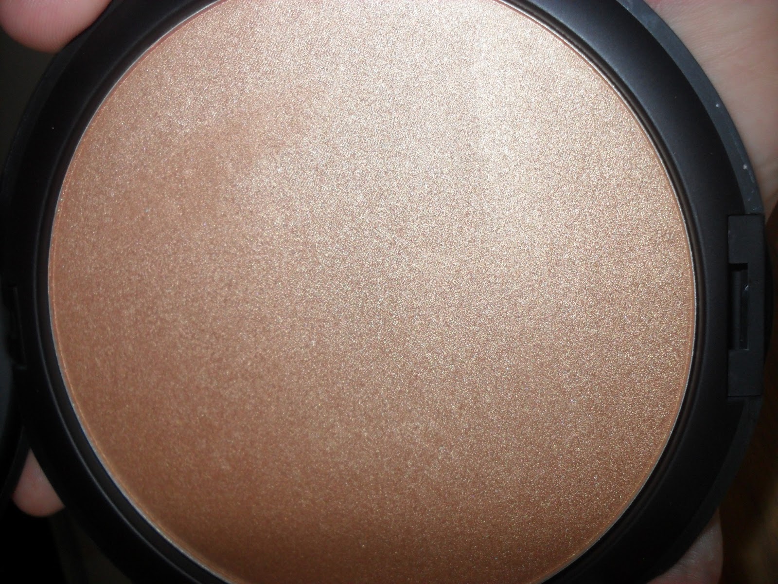 The Beauty Hot Squad GOSH Giant Sun Powder Body Bronzer