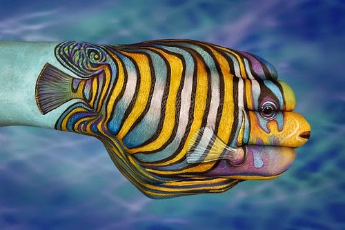 12-Tropical-Fish-Guido-Daniele-Painting-Animals-on-Hands-www-designstack-co