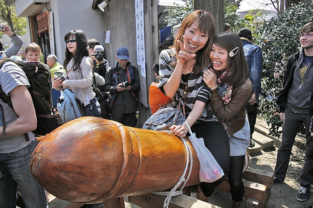 Девушка И Большой Фаллоимитатор