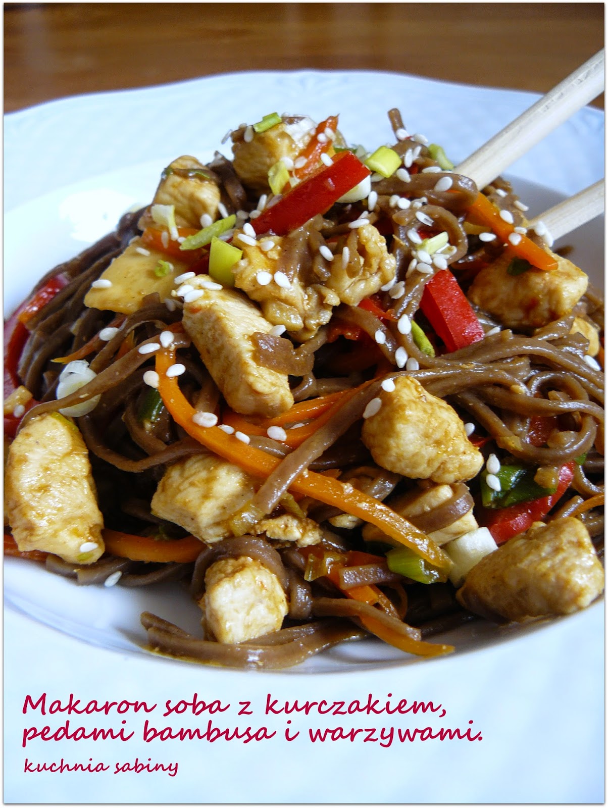 Kuchnia Sabiny Makaron soba z kurczakiem, pędami bambusa i warzywami